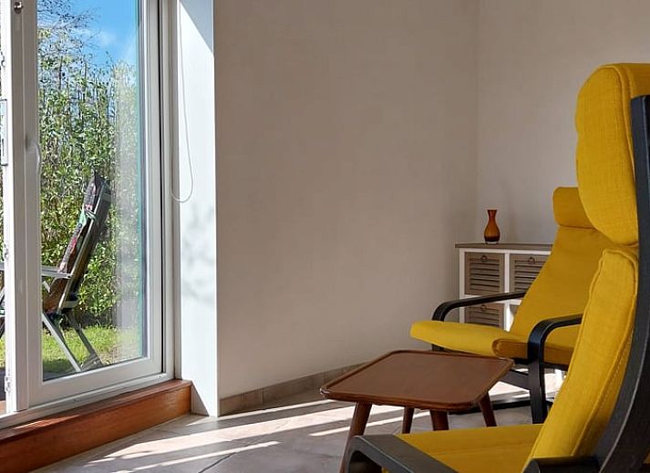 Gezellige woonkamer in Vakantiehuisje in Oudega, gelegen aan het Heegermeer in de Friese meren, met comfortabele zitruimte.