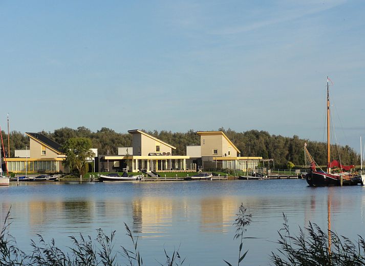 Vacation home FR518 in Koudum overlooking Fluessen and Frisian lakes.