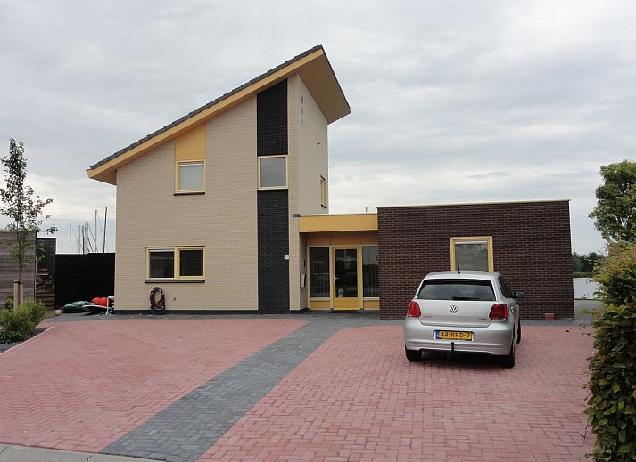 Vacation home FR518 in Koudum overlooking Fluessen and Frisian lakes.