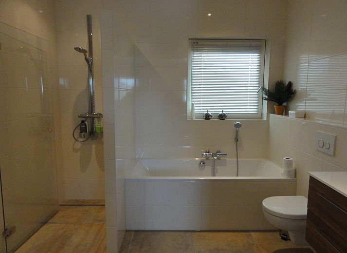 Modern bathroom in vacation home FR518, Koudum, near Frisian lakes.