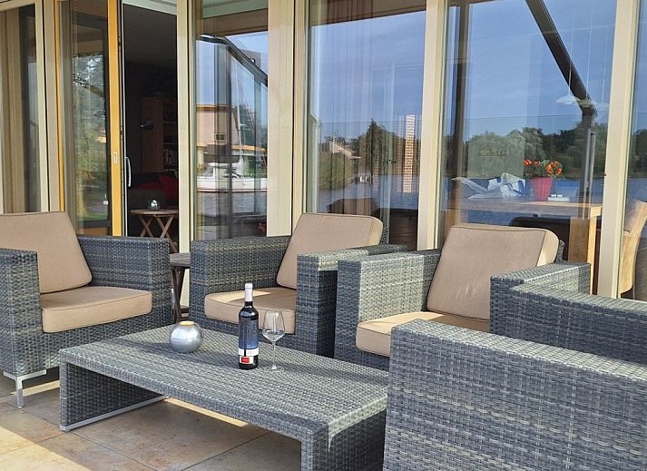 Vacation home FR518 with terrace by the water in Koudum, Frisian lakes.