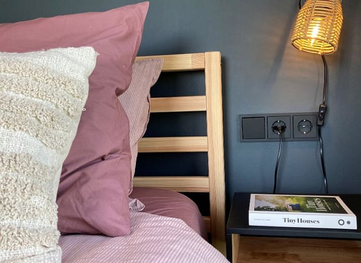 Ferienhaus in Koudum mit moderner Architektur und gruener Umgebung in der Naehe der friesischen Seen.