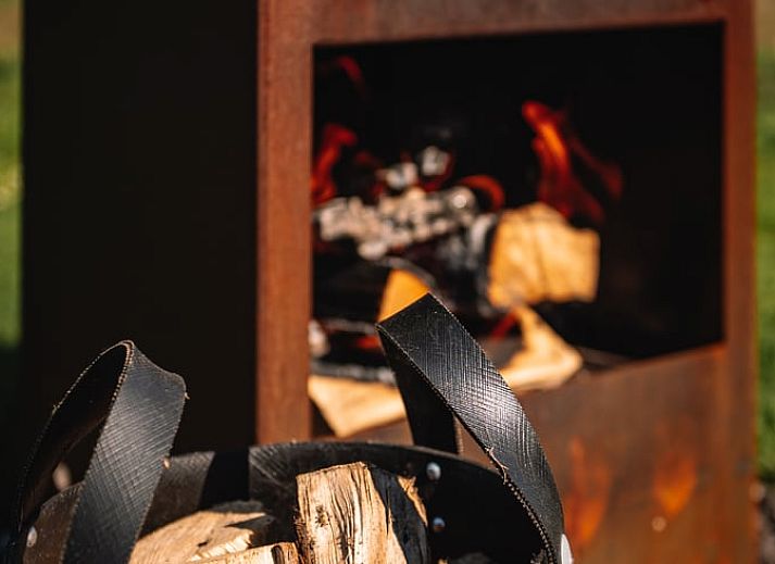 Ferienhaus in Koudum mit moderner Architektur und gruener Umgebung in der Naehe der friesischen Seen.