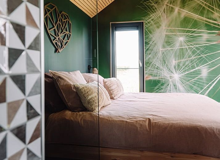 Hoelzerner Wegweiser zum Ferienhaus in Koudum, eingebettet in die Natur der friesischen Seen.