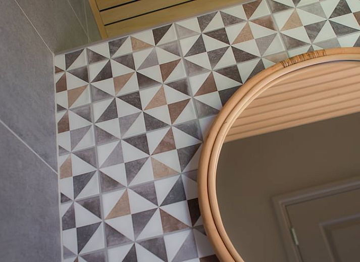 Hoelzerner Wegweiser zum Ferienhaus in Koudum, eingebettet in die Natur der friesischen Seen.