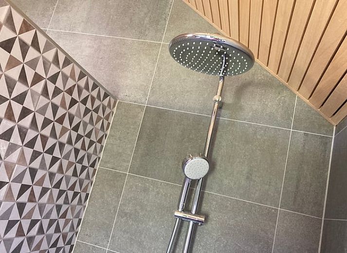 Hoelzerner Wegweiser zum Ferienhaus in Koudum, eingebettet in die Natur der friesischen Seen.