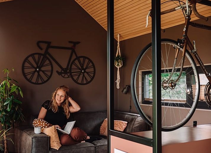 Gemuetliches Schlafzimmer im Ferienhaus in Koudum mit gemuetlichen Details und stimmungsvoller Beleuchtung.