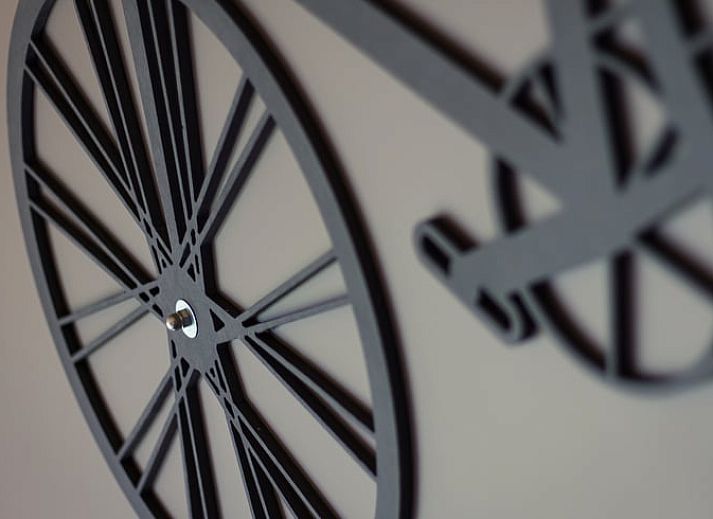 Gemuetliches Schlafzimmer im Ferienhaus in Koudum mit gemuetlichen Details und stimmungsvoller Beleuchtung.