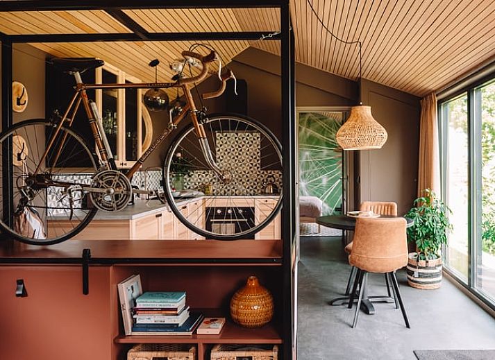 Gemuetliches Schlafzimmer im Ferienhaus in Koudum mit gemuetlichen Details und stimmungsvoller Beleuchtung.