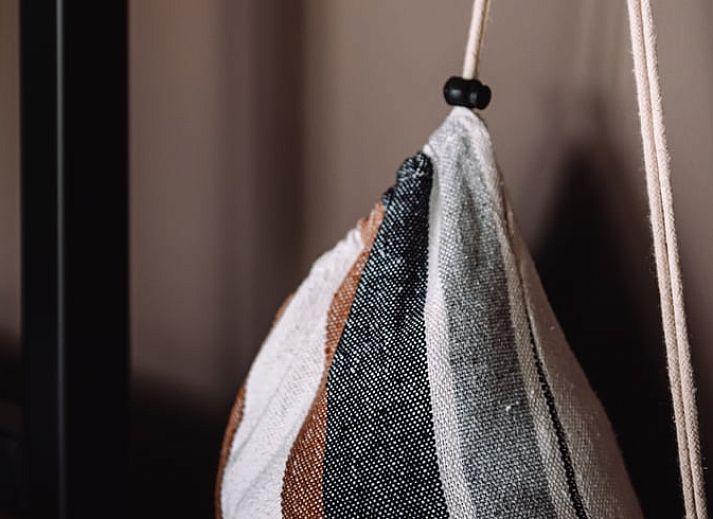 Gemuetliches Schlafzimmer im Ferienhaus in Koudum mit gemuetlichen Details und stimmungsvoller Beleuchtung.