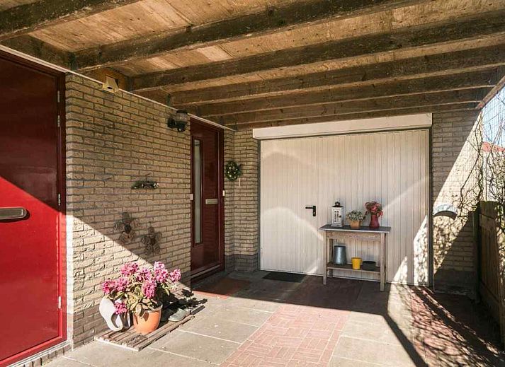 Luchtfoto van vakantiehuis FR061 in Koudum, gelegen aan de Friese meren, met rood dak en groene omgeving.