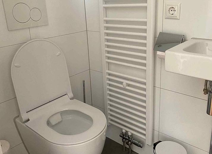 Moderne badkamer in vakantiehuis FR061, Koudum, met douchecabine en wastafel, ideaal voor comfort.