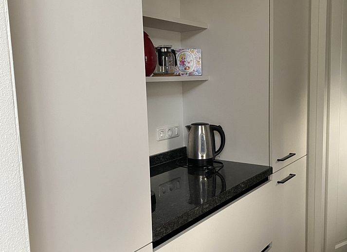 Moderne badkamer in vakantiehuis FR061, Koudum, met douchecabine en wastafel, ideaal voor comfort.