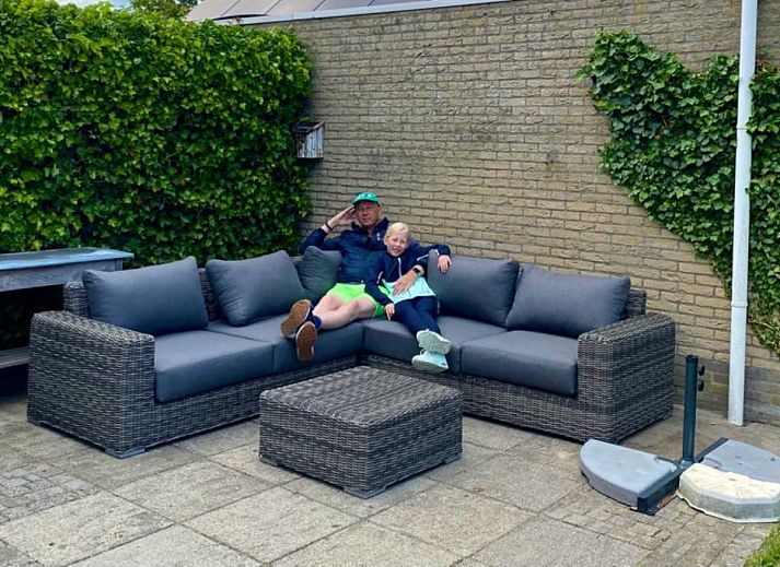 Moderne badkamer in vakantiehuis FR061, Koudum, met douchecabine en wastafel, ideaal voor comfort.