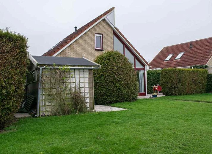 Stijlvolle keukenhoek in vakantiehuis FR061, Koudum, uitgerust met koffiezetapparaat en waterkoker.