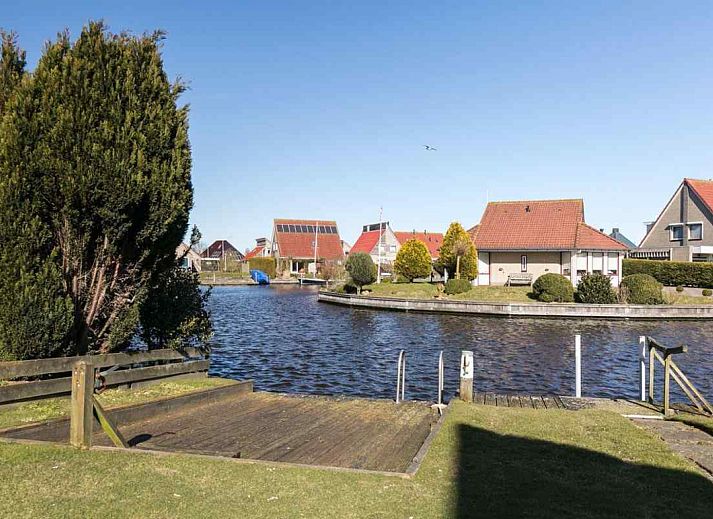 Stijlvolle keukenhoek in vakantiehuis FR061, Koudum, uitgerust met koffiezetapparaat en waterkoker.