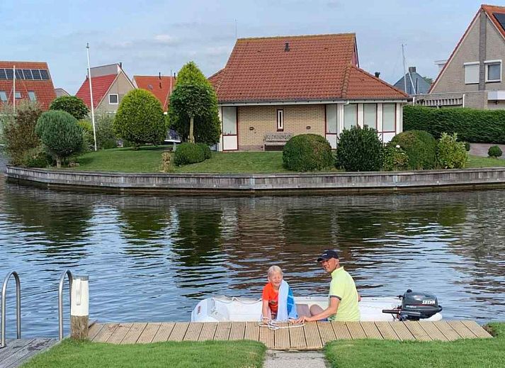 Stijlvolle keukenhoek in vakantiehuis FR061, Koudum, uitgerust met koffiezetapparaat en waterkoker.