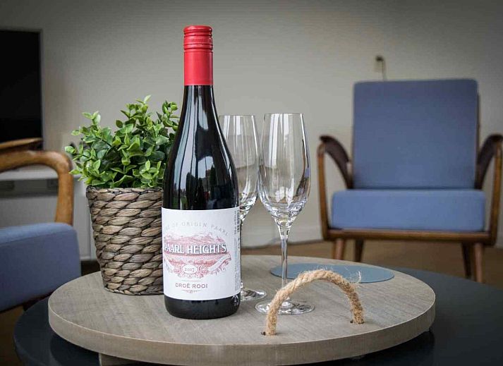 Stijlvolle keukenhoek in vakantiehuis FR061, Koudum, uitgerust met koffiezetapparaat en waterkoker.