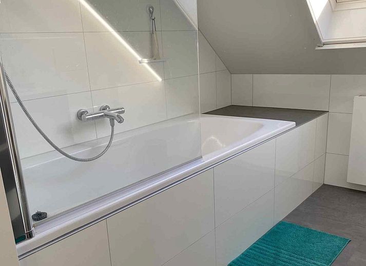 Stijlvolle keukenhoek in vakantiehuis FR061, Koudum, uitgerust met koffiezetapparaat en waterkoker.