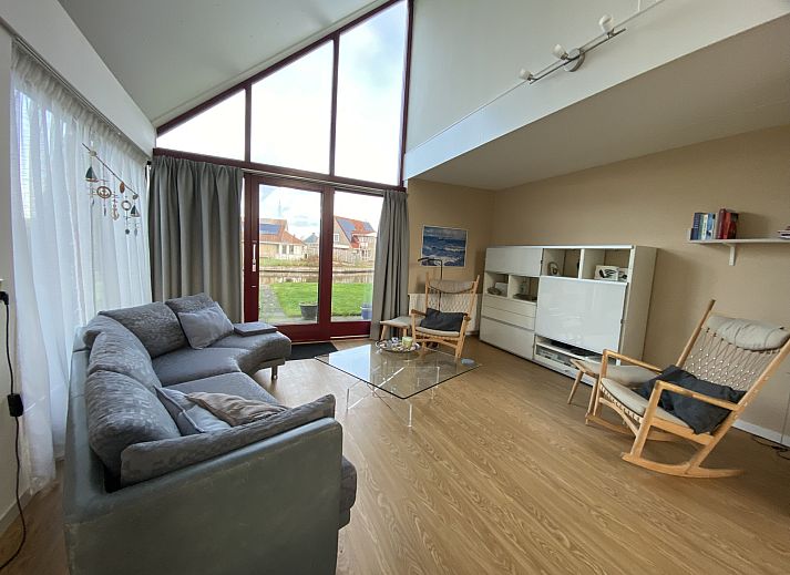 Ruime keuken in vakantiehuis FR061, Koudum, met uitzicht op de woonkamer en veel opbergruimte.