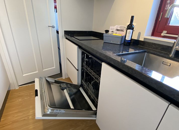 Ruime keuken in vakantiehuis FR061, Koudum, met uitzicht op de woonkamer en veel opbergruimte.