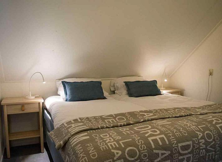 Ruime keuken in vakantiehuis FR061, Koudum, met uitzicht op de woonkamer en veel opbergruimte.