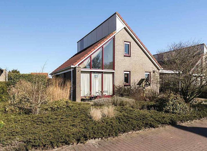 Ruime keuken in vakantiehuis FR061, Koudum, met uitzicht op de woonkamer en veel opbergruimte.