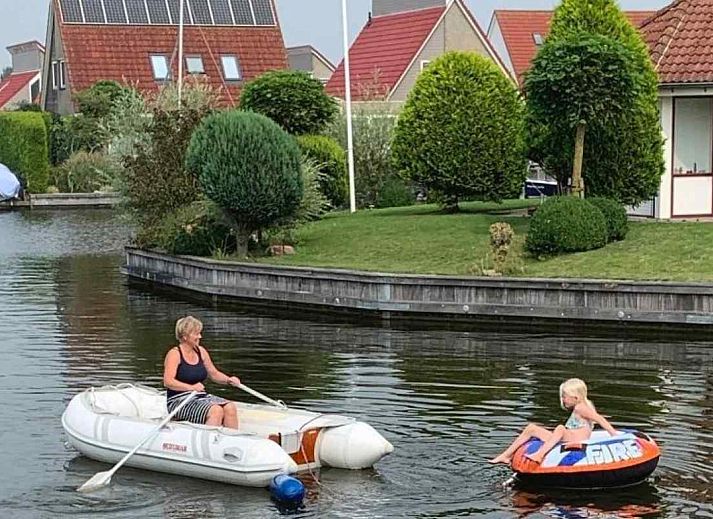 Plattegrond van vakantiehuis FR061 in Koudum, toont indeling van kamers en voorzieningen.