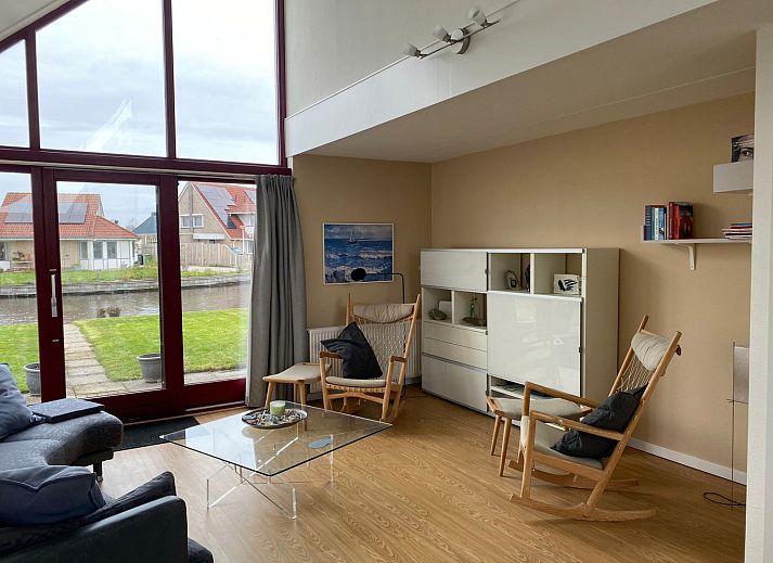 Gezellige woonkamer in vakantiehuis FR061, Koudum, met grote ramen en comfortabele zithoek.