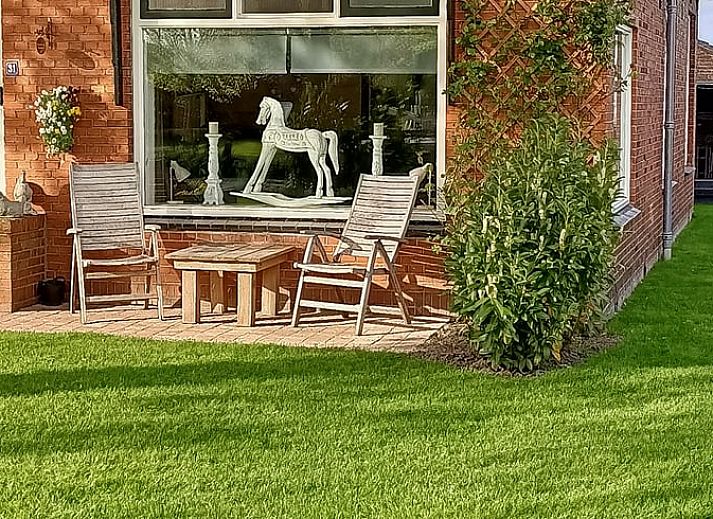 Cottage in Hemelum cottage in Hemelum with colorful garden and terrace, ideal for relaxation near the Frisian lakes.