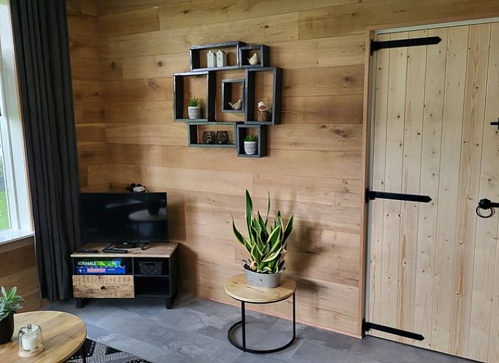 Cozy Cottage in Hemelum in Hemelum, surrounded by green nature and rustic charm near the Fluessen.