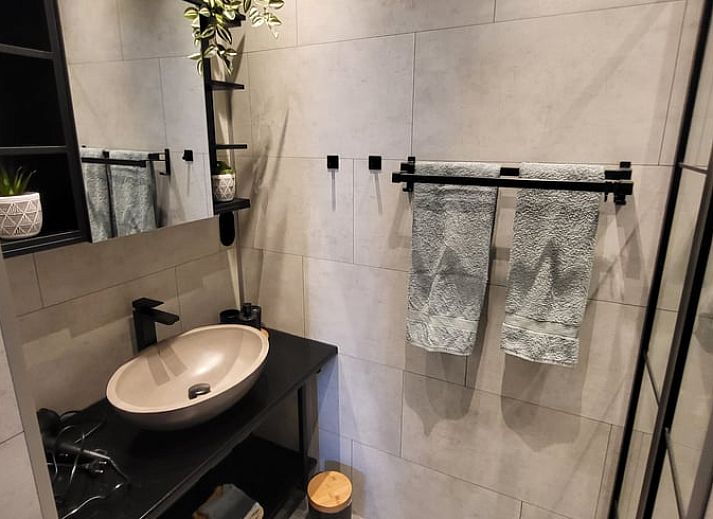 Sunny terrace at Cottage in Hemelum cottage in Hemelum, perfect for a morning coffee among the Frisian lakes.