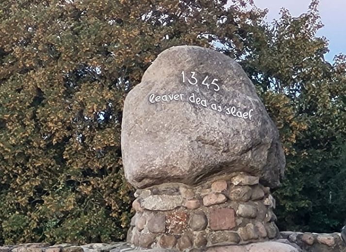 Expansive garden of Huisje in Hemelum vacation home in Hemelum, an oasis of peace near the Frisian lakes.