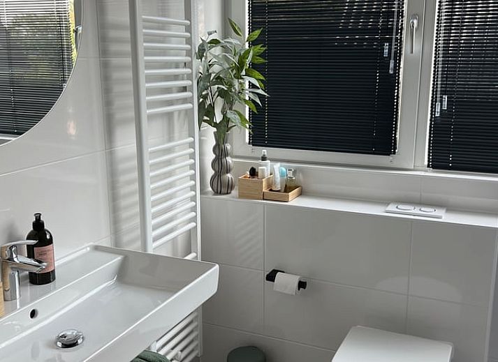 Essecke mit viel Licht in einem Ferienhaus in Elahuizen, das in der ruhigen Umgebung der friesischen Seen liegt.