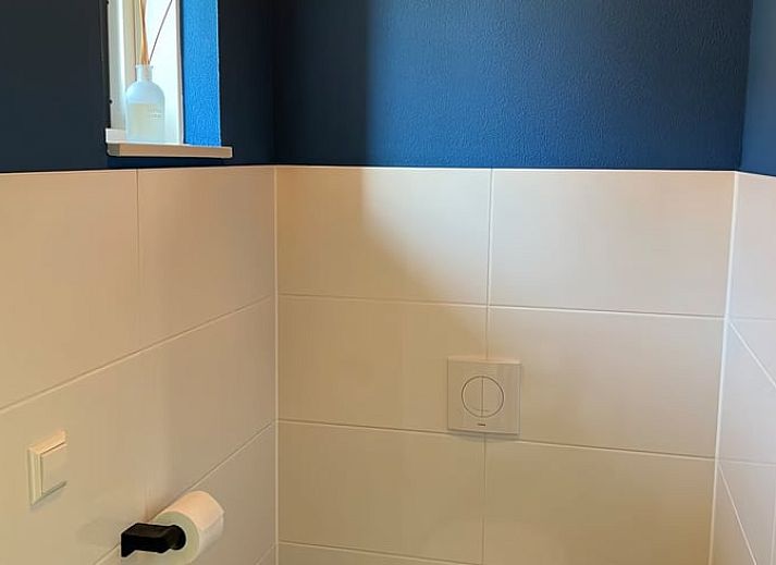 Helles Wohnzimmer im Ferienhaus in Elahuizen mit Blick auf den Garten, in der Naehe der friesischen Seen.