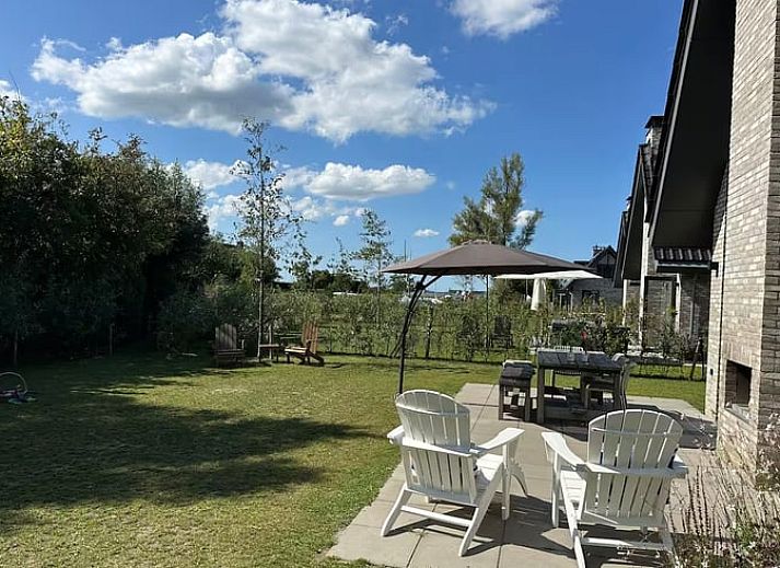 Helles Wohnzimmer im Ferienhaus in Elahuizen mit Blick auf den Garten, in der Naehe der friesischen Seen.