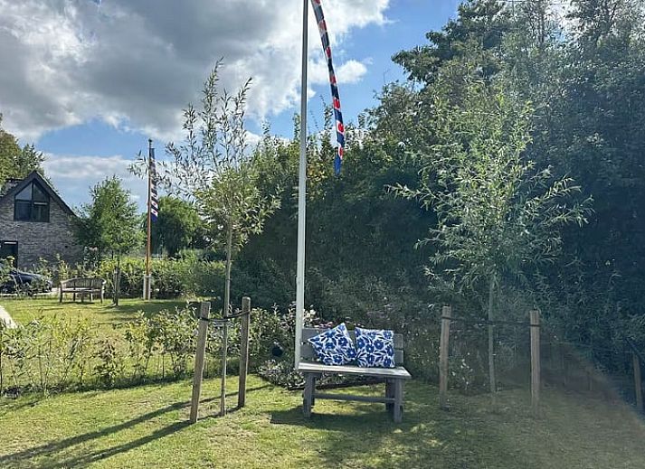 Helles Wohnzimmer im Ferienhaus in Elahuizen mit Blick auf den Garten, in der Naehe der friesischen Seen.