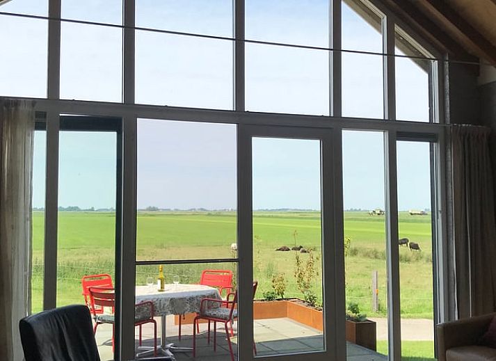 Geniessen Sie die Ruhe im Huisje in Elahuizen, einem charmanten Ferienhaus in den friesischen Seen mit Sonnenterrasse und laendlicher Umgebung.