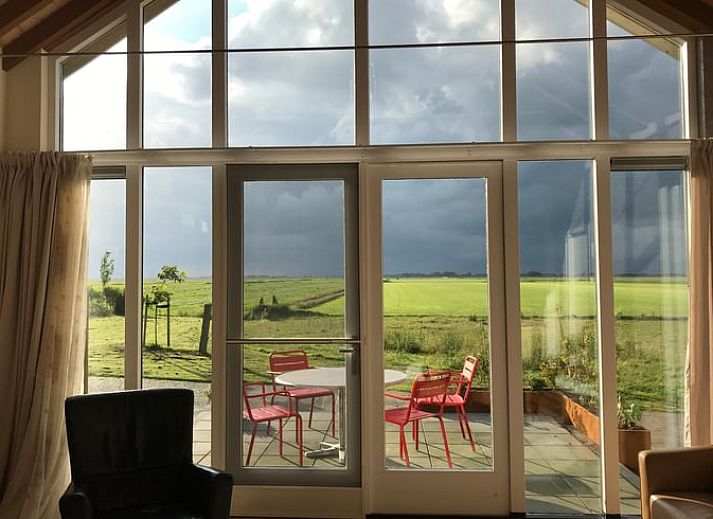 Geniessen Sie die Ruhe im Huisje in Elahuizen, einem charmanten Ferienhaus in den friesischen Seen mit Sonnenterrasse und laendlicher Umgebung.