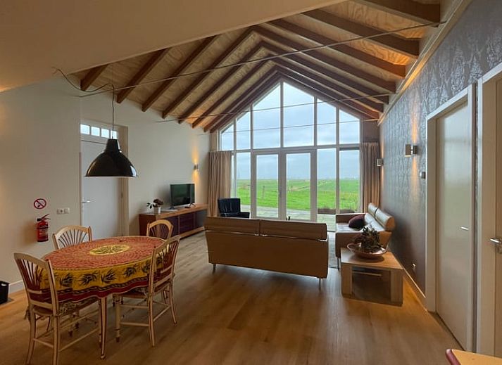 Geniessen Sie die Ruhe im Huisje in Elahuizen, einem charmanten Ferienhaus in den friesischen Seen mit Sonnenterrasse und laendlicher Umgebung.