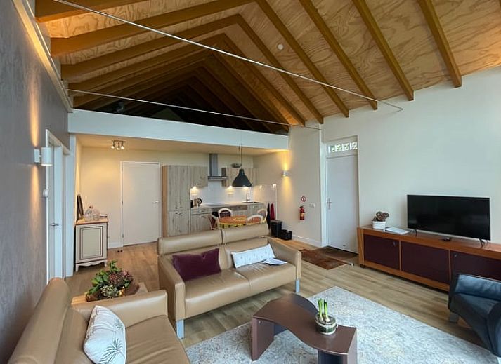 Geniessen Sie die Ruhe im Huisje in Elahuizen, einem charmanten Ferienhaus in den friesischen Seen mit Sonnenterrasse und laendlicher Umgebung.