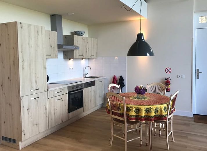 Geniessen Sie die Ruhe im Huisje in Elahuizen, einem charmanten Ferienhaus in den friesischen Seen mit Sonnenterrasse und laendlicher Umgebung.