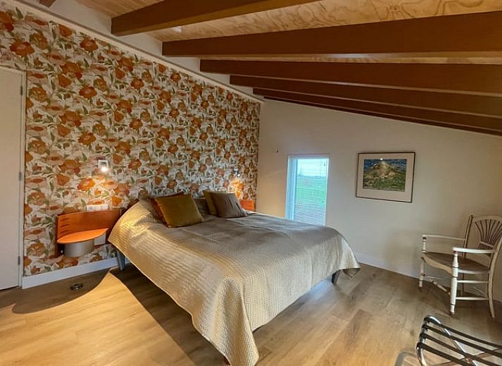 Ferienhaus in Elahuizen, ein charmantes Ferienhaus in den friesischen Seen, umgeben von gruener Natur und rustikaler Aussicht in Fluessen.