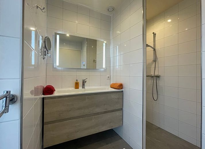 Ferienhaus in Elahuizen, ein charmantes Ferienhaus in den friesischen Seen, umgeben von gruener Natur und rustikaler Aussicht in Fluessen.