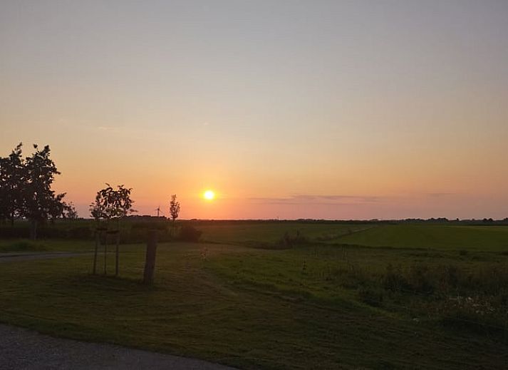 Ferienhaus in Elahuizen, ein charmantes Ferienhaus in den friesischen Seen, umgeben von gruener Natur und rustikaler Aussicht in Fluessen.