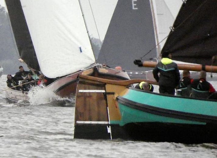 Ferienhaus in Elahuizen, ein charmantes Ferienhaus in den friesischen Seen mit weitem Blick auf die Natur und einer einladenden Terrasse.