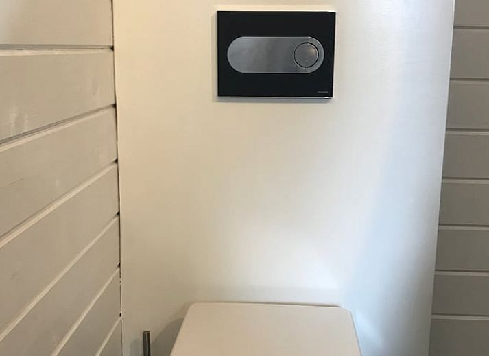 Terras van Vakantiehuis in Elahuizen met uitzicht op de jachthaven en groene omgeving.