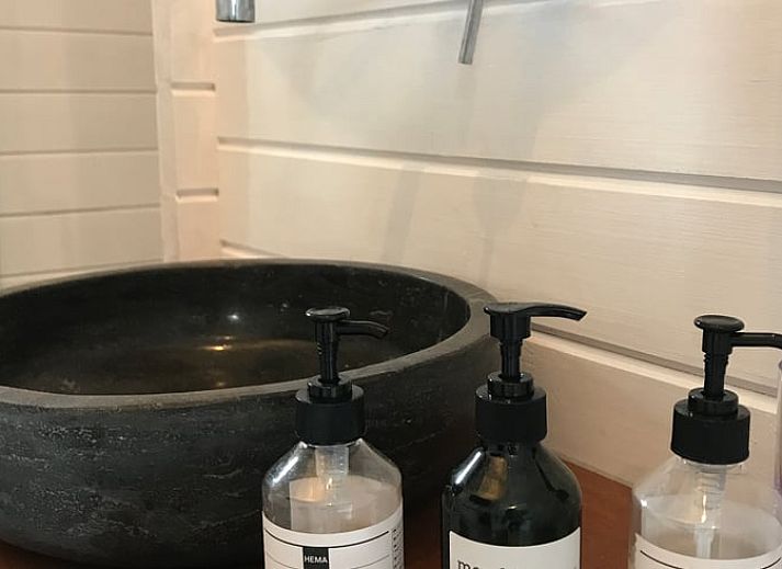 Terras van Vakantiehuis in Elahuizen met uitzicht op de jachthaven en groene omgeving.