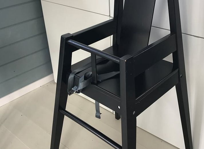 Lichte woonkamer in Vakantiehuis in Elahuizen, ideaal voor een ontspannen verblijf.