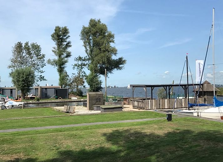 Lichte woonkamer in Vakantiehuis in Elahuizen, ideaal voor een ontspannen verblijf.